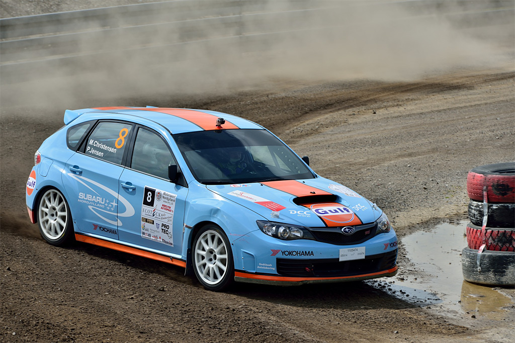 Max Christensen og Preben Jensen var på hjemmebane, da danmarksmesterskabet i rally gæstede Himmerland. Her kaster Max Christensen sin Subaru Impreza WRX gennem et skarpt sving på Nysumbanen.
(Foto: Michael Eisenberg)